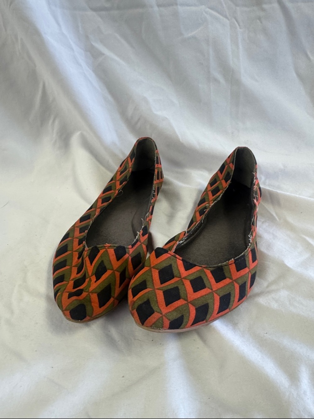 Women’s Geometric Pattern Ballet Flats in Orange and Olive